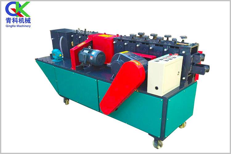 其動力為安裝在機(jī)架下部的電動機(jī)，通過三角帶帶動調(diào)直軸高速旋轉(zhuǎn)