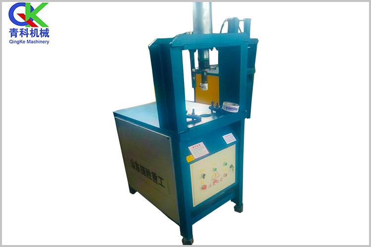 機器上的活動部件，移動時會超出機座和底腳范圍，機器開動時，任何人不得進入上述危險區(qū)