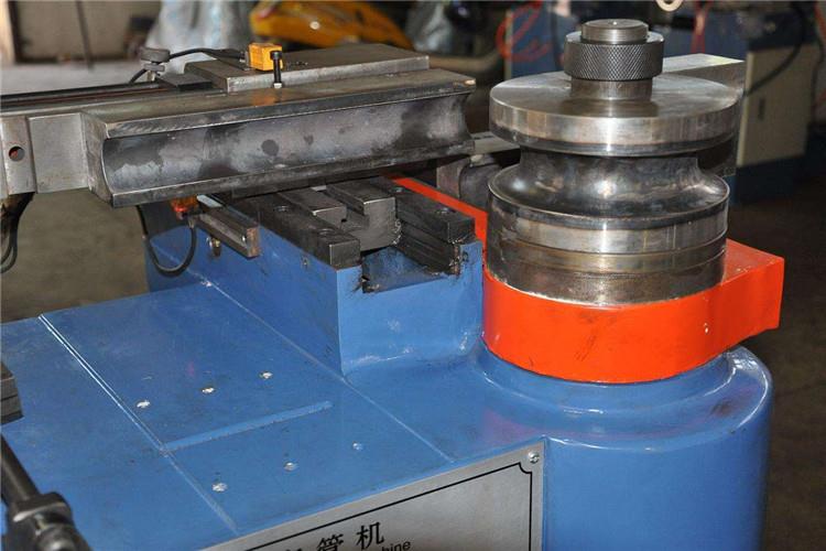 操作人員需要熟悉液壓盤管機(jī)所有開關(guān)、按紐功能，開機(jī)前需要就各調(diào)節(jié)螺桿、控制開關(guān)進(jìn)行檢查并確保功能正常